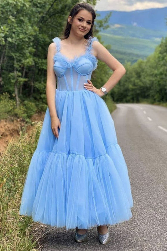 Langes Ballkleid im Prinzessinnen-Stil aus Tüll in Hellhimmelblau