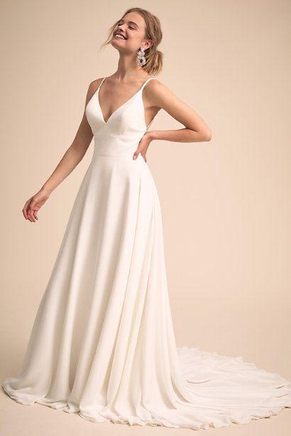 Schlichtes Chiffon-Brautkleid in A-Linie mit V-Ausschnitt und Spaghettiträgern und Spitzenrücken, Brautkleid 2025