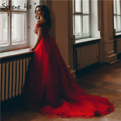 Vestido de novia con cuello barco rojo y fotografía fotográfica LA6590