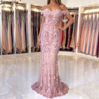 En oferta, sin devolución ni reembolso.Vestido de noche rosa con escote barco y corte sirena, encaje, peras y diamantes LA6560