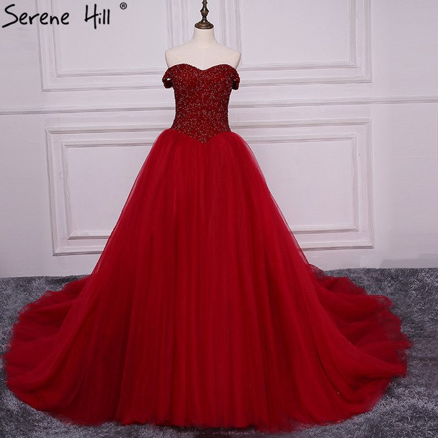 Vestido de novia estilo princesa con escote halter, de lujo, con cuentas y cristales color burdeos.
