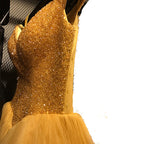 Vestido de novia estilo princesa con escote halter, de lujo, con cuentas y cristales color burdeos.