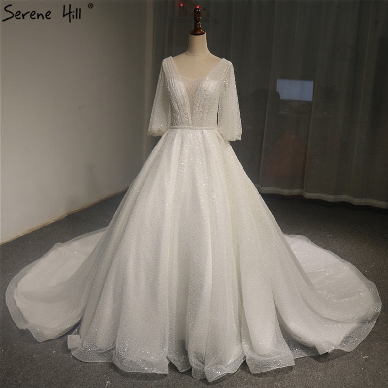 Weißes Brautkleid mit V-Ausschnitt und ausgestellten Ärmeln, Pailletten und Perlen, funkelndes High-End-Brautkleid