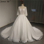 Weißes Brautkleid mit V-Ausschnitt und ausgestellten Ärmeln, Pailletten und Perlen, funkelndes High-End-Brautkleid