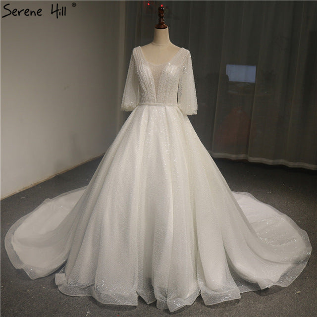 Weißes Brautkleid mit V-Ausschnitt und ausgestellten Ärmeln, Pailletten und Perlen, funkelndes High-End-Brautkleid
