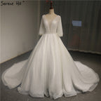 Weißes Brautkleid mit V-Ausschnitt und ausgestellten Ärmeln, Pailletten und Perlen, funkelndes High-End-Brautkleid