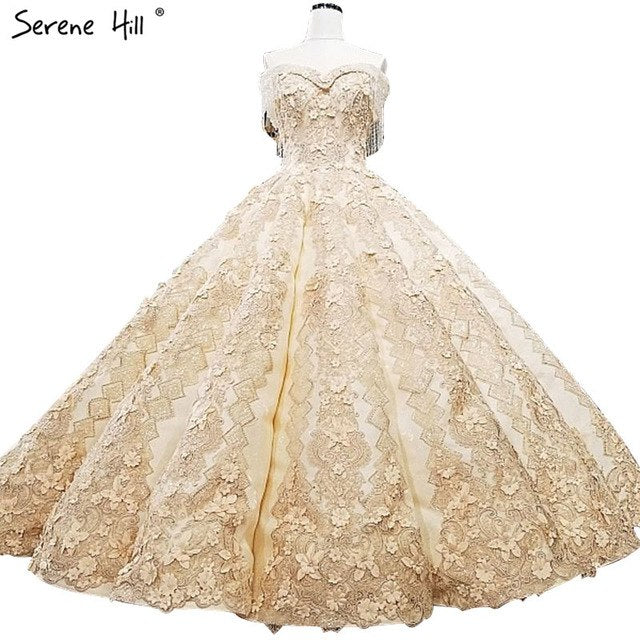 Schulterfreies Luxus-Tüll-Brautkleid mit handgefertigten Blumen und Perlen