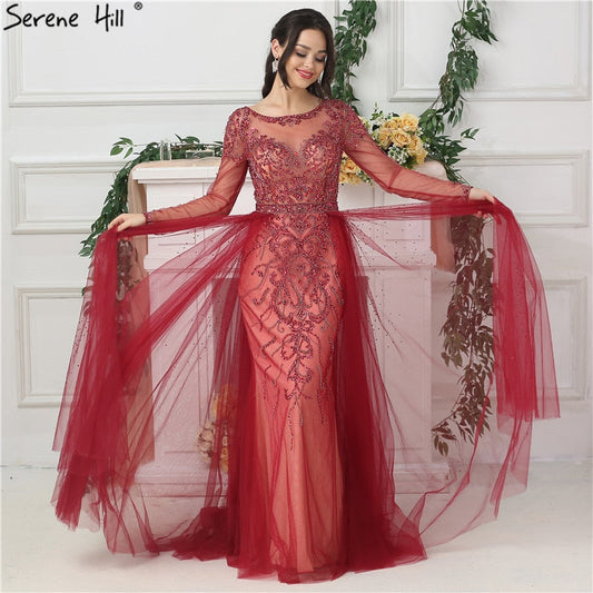 En oferta, sin devolución ni reembolso.Vestido de noche rojo vino con cristales y diamantes, manga larga LA6641.