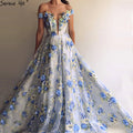 En oferta, sin devolución ni reembolso, románticos vestidos de noche con flores azules, hombros descubiertos, para playa, vestidos de noche formales LA6660