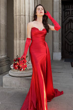 Vestido de fiesta largo plisado de satén estilo sirena sin tirantes color fucsia