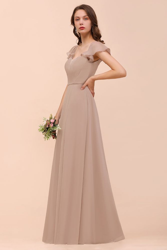 Vestido de dama de honor color caqui con mangas abullonadas y volantes laterales