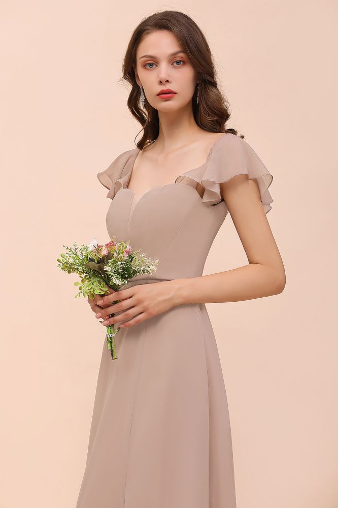 Vestido de dama de honor color caqui con mangas abullonadas y volantes laterales