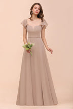 Vestido de dama de honor color caqui con mangas abullonadas y volantes laterales