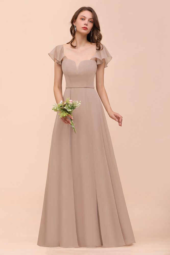Vestido de dama de honor color caqui con mangas abullonadas y volantes laterales