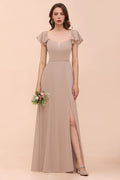 Vestido de dama de honor color caqui con mangas abullonadas y volantes laterales