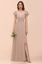 Vestido de dama de honor color caqui con mangas abullonadas y volantes laterales