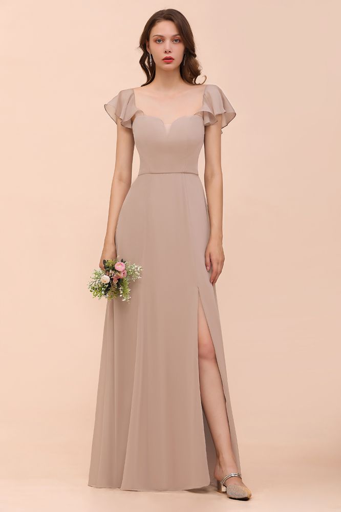 Vestido de dama de honor color caqui con mangas abullonadas y volantes laterales