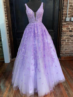 Vestido de noche largo morado de tul con escote en V y encaje para graduación