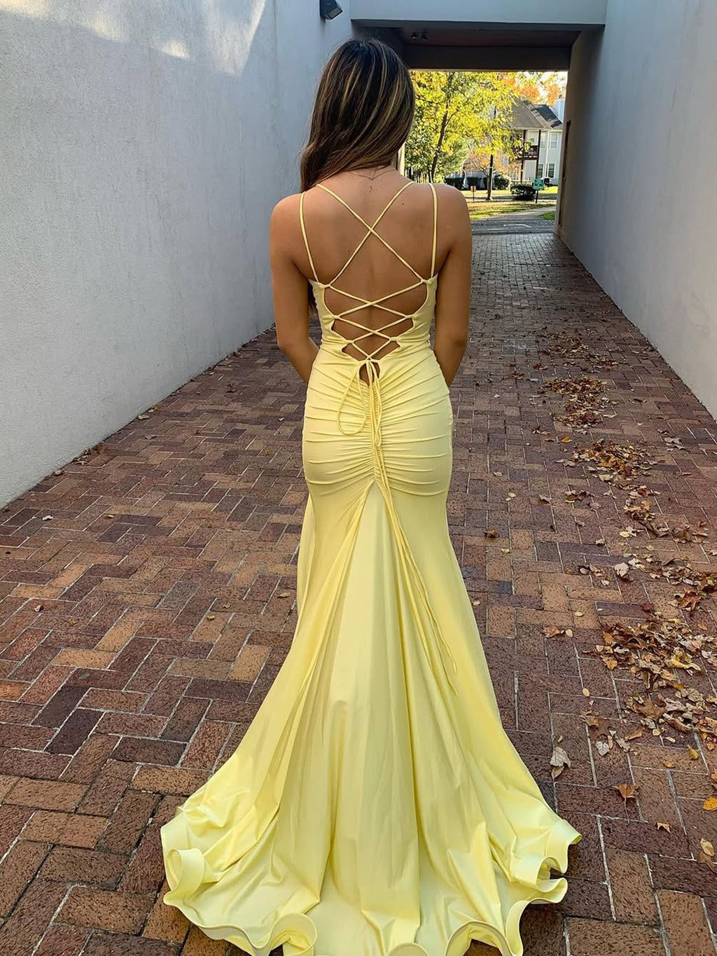 Quinlee | Vestido de fiesta largo de sirena de satén amarillo con escote en V y abertura