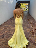 Quinlee | Vestido de fiesta largo de sirena de satén amarillo con escote en V y abertura