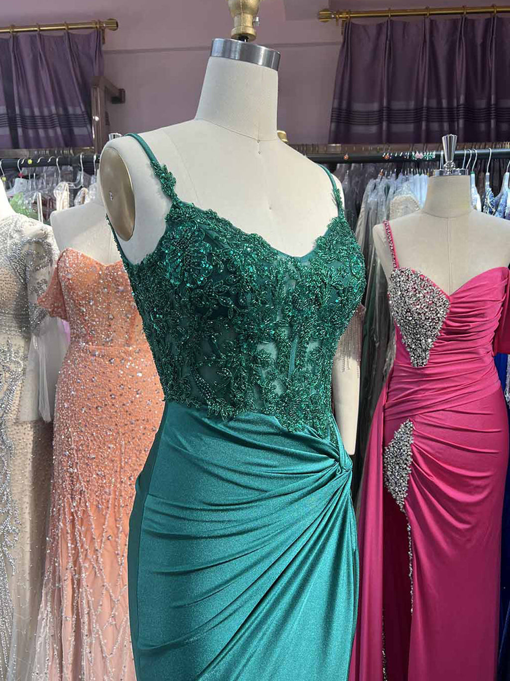 Rafenild | Vestidos de fiesta largos de satén con escote en V y cuentas verdes