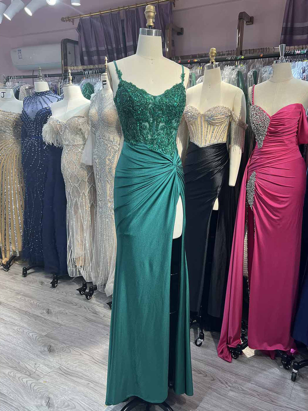 Rafenild | Vestidos de fiesta largos de satén con escote en V y cuentas verdes