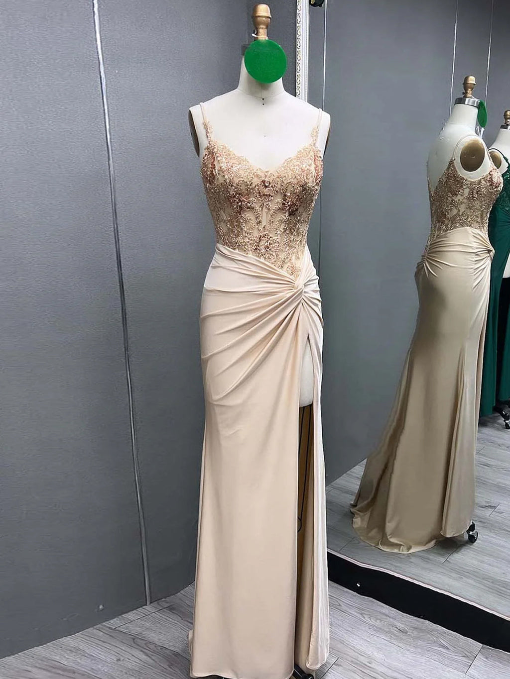 Rafenild | Vestidos de fiesta largos de satén con escote en V y cuentas verdes