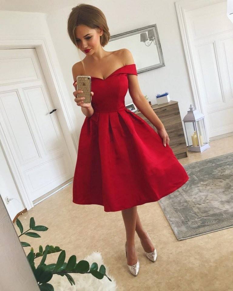 Rotes, schulterfreies, kurzes Ballkleid aus Satin in A-Linie