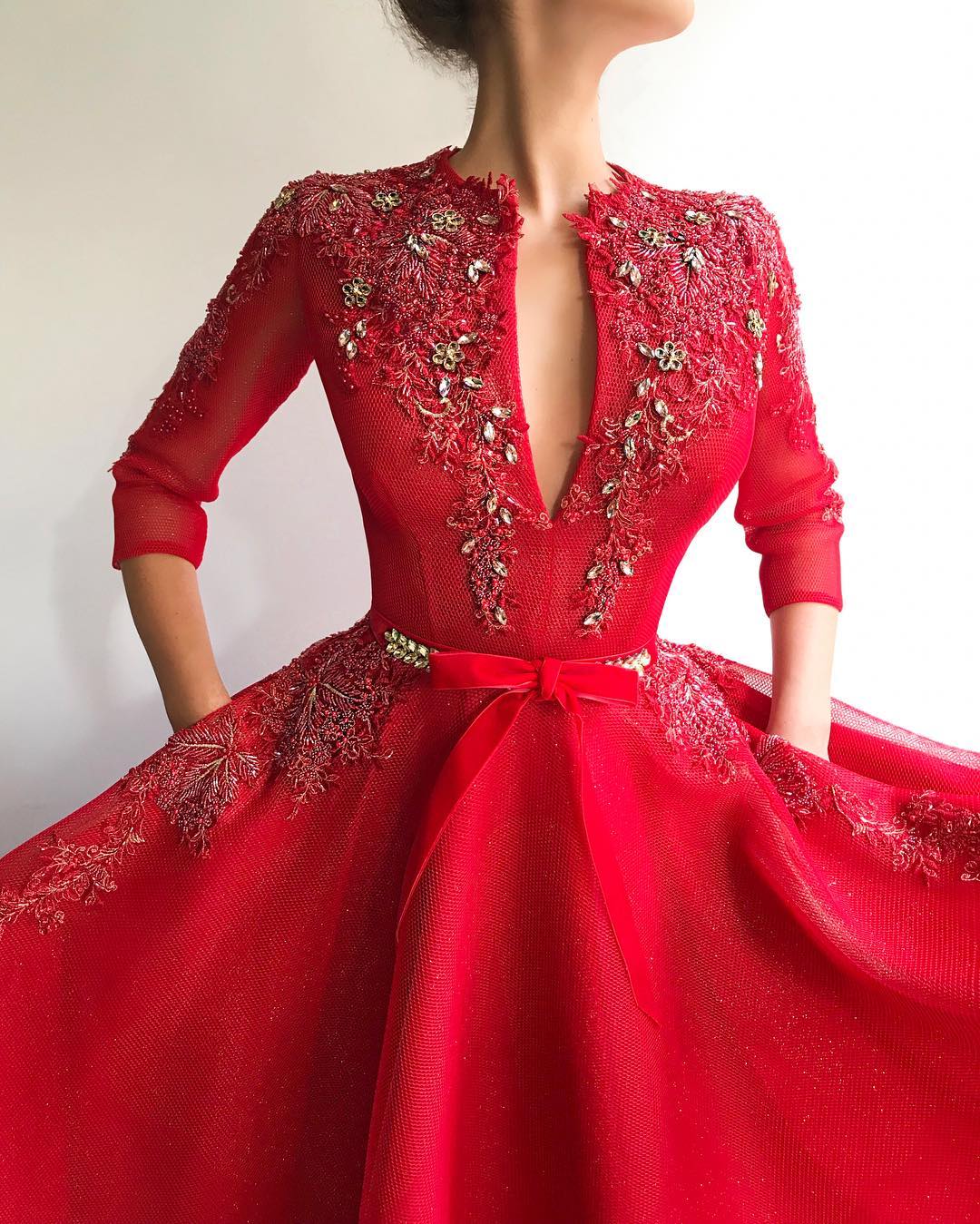 Rotes langes A-Linien-Ballkleid aus Tüll mit tiefem V-Ausschnitt und Ärmeln