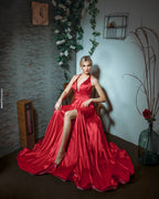 Vestido de fiesta rojo largo de satén con escote halter, corte A y abertura