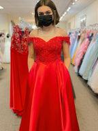 Rotes langes A-Linien-Ballkleid mit schulterfreiem Satin und Spitze und Schlitz