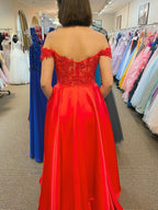 Rotes langes A-Linien-Ballkleid mit schulterfreiem Satin und Spitze und Schlitz