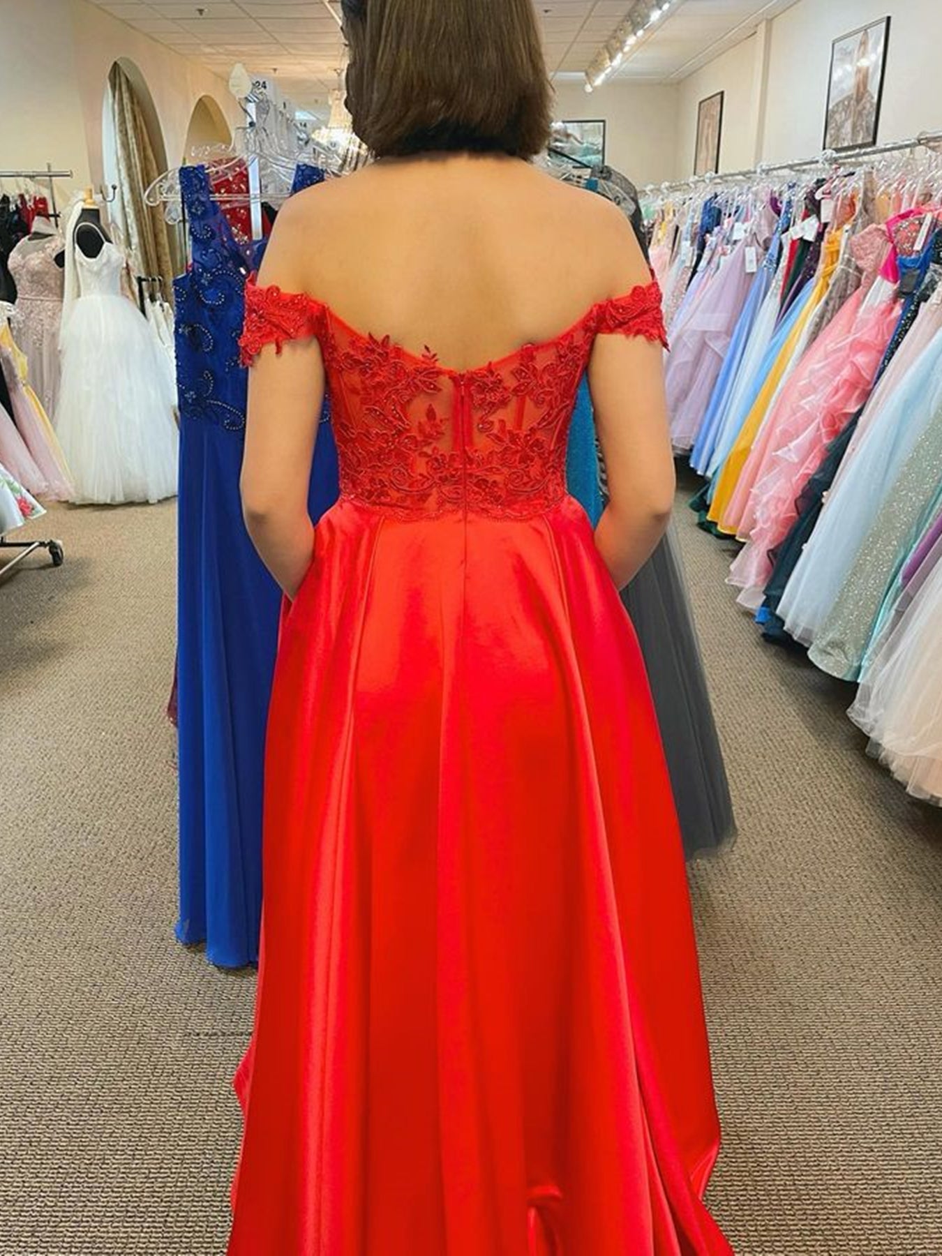 Rotes langes A-Linien-Ballkleid mit schulterfreiem Satin und Spitze und Schlitz