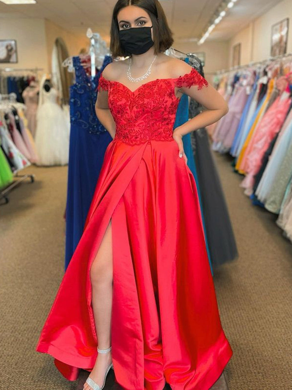 Rotes langes A-Linien-Ballkleid mit schulterfreiem Satin und Spitze und Schlitz