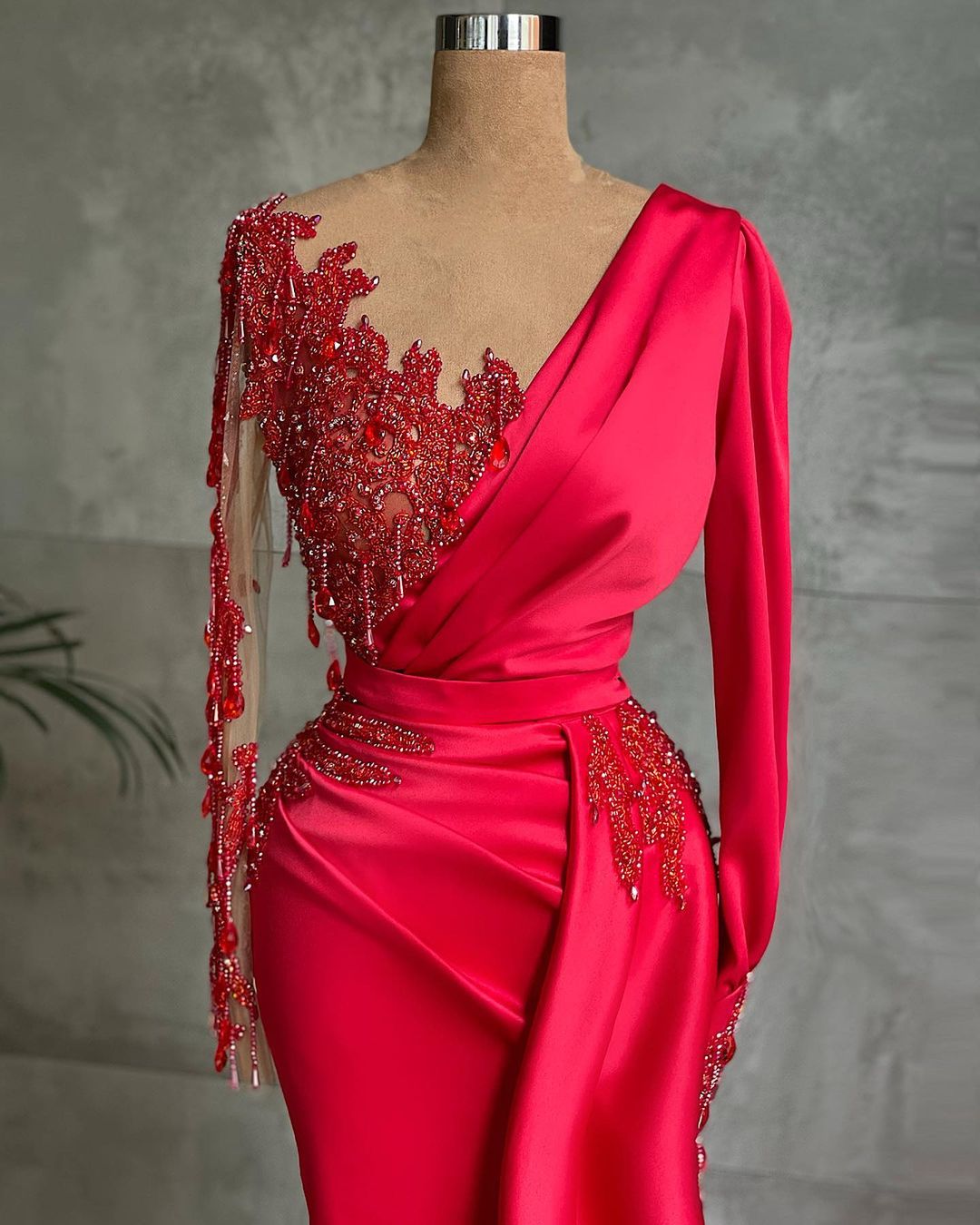 Rotes langes Meerjungfrau-Ballkleid aus Satin mit Ärmeln