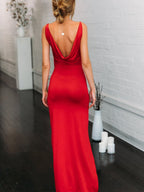 Rotes langes Meerjungfrau-Abendkleid aus Satin mit V-Ausschnitt und rückenfreiem Abschlussballkleid