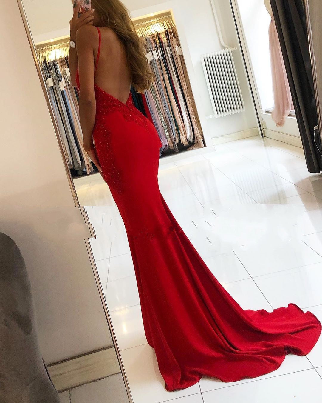 Rotes langes Meerjungfrau-Abendkleid mit V-Ausschnitt und Spaghettiträgern und rückenfreiem Abschlussballkleid