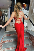 Rotes langes Ballkleid aus Satin im Meerjungfrau-Stil mit tiefem V-Ausschnitt und Schnürung