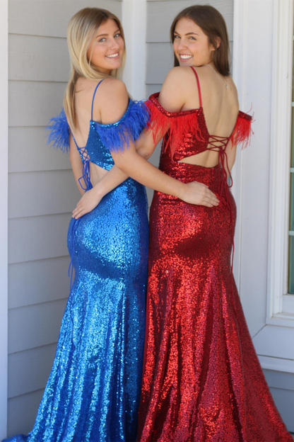 Langes Ballkleid mit roten Pailletten, kalten Schultern, Federn und Schlitz