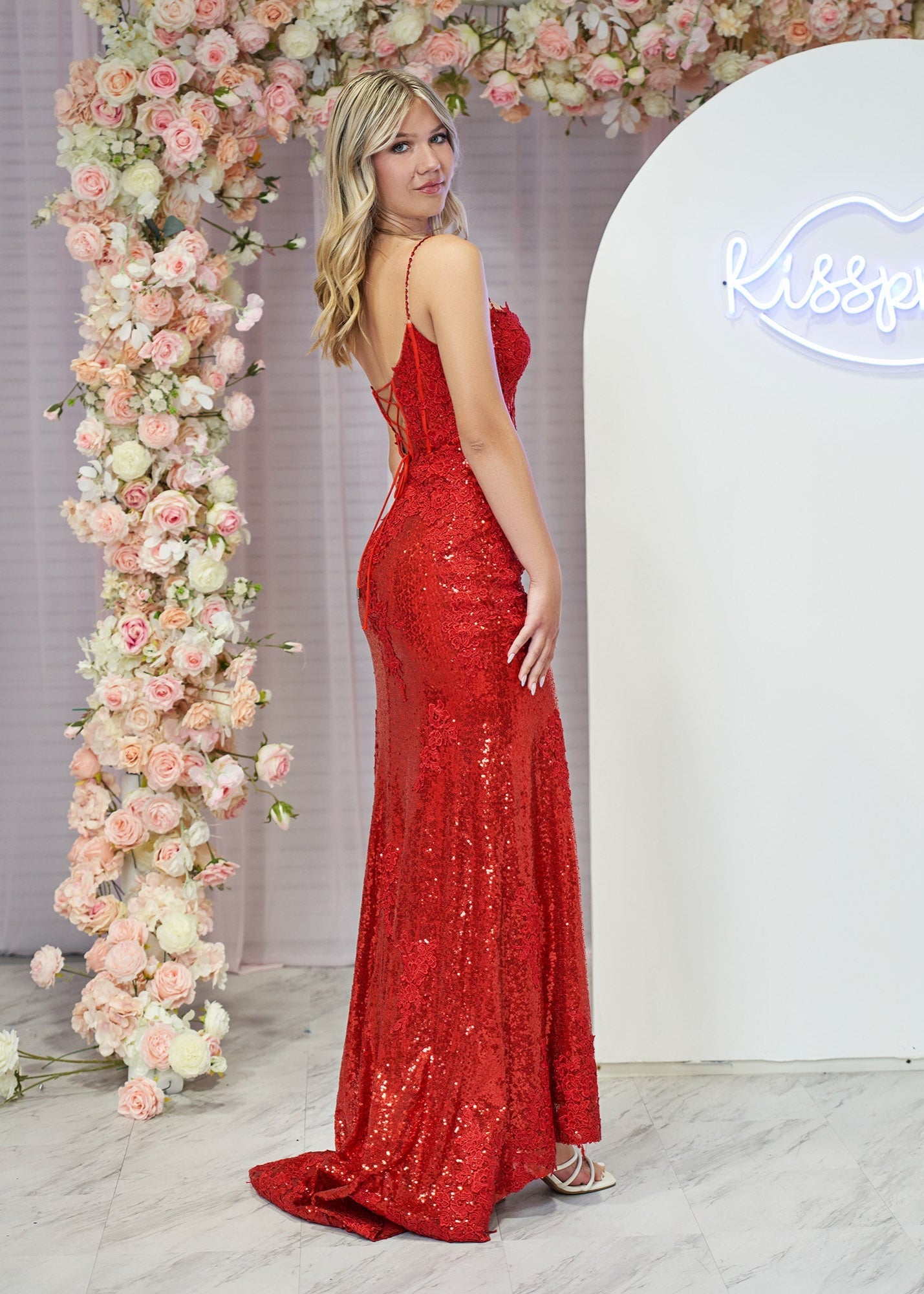 Kairi | Vestido de fiesta de sirena con tirantes finos, apliques y abertura