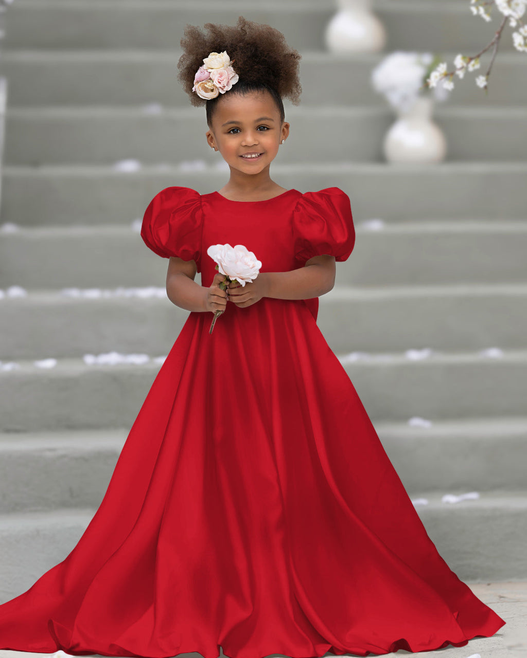Blumenmädchenkleid mit Puffärmeln, Schleife, Knopfleiste hinten und Schleppe 