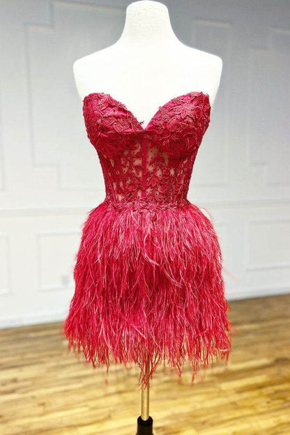 Amina | Vestido de fiesta con falda de plumas y encaje con escote en forma de corazón