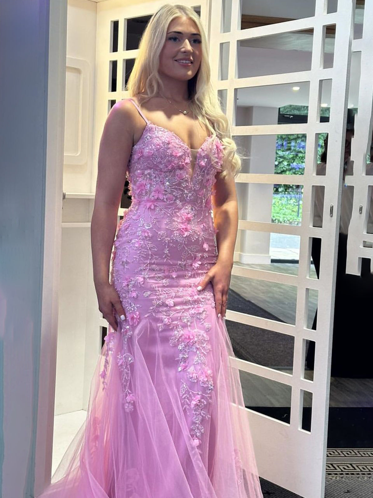 Reuben | Vestido de fiesta largo estilo sirena con tirantes finos en color rosa y apliques de encaje