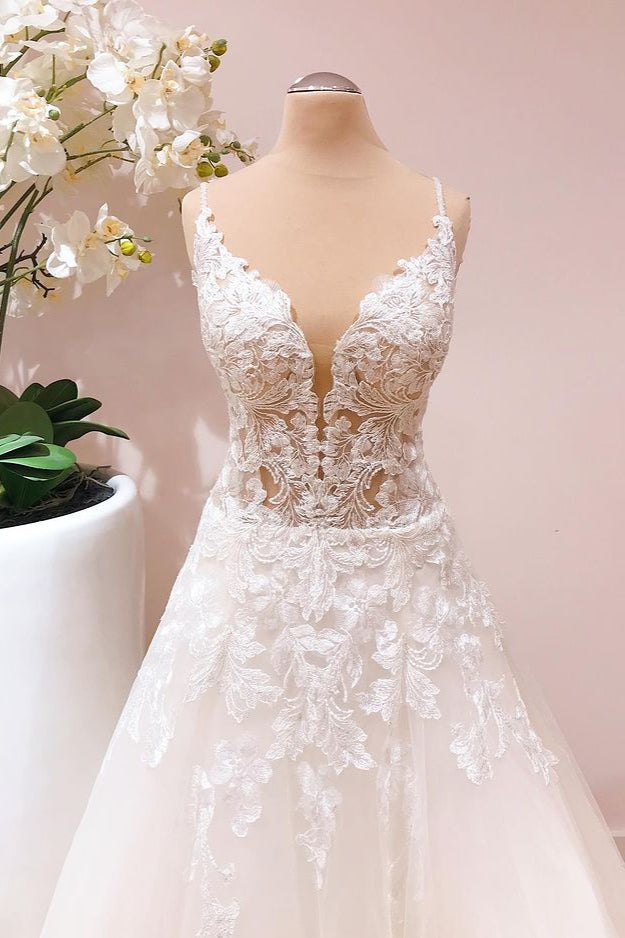 Vestido de novia romántico largo de corte A con tirantes finos, apliques de encaje y tul