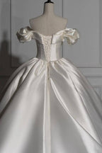 Romantisches schulterfreies Ballkleid aus Satin