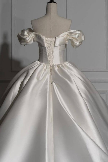 Romantisches schulterfreies Ballkleid aus Satin