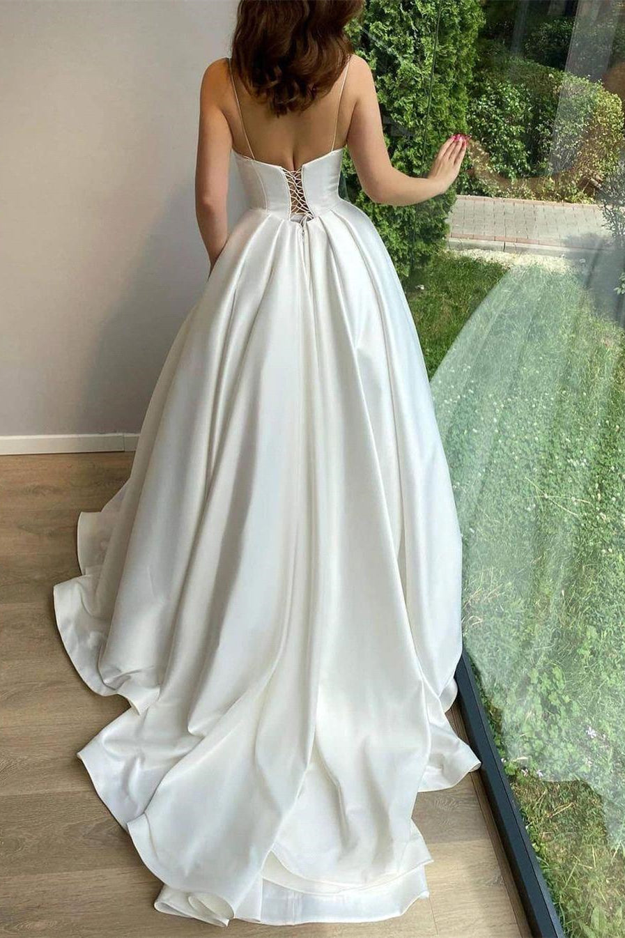 Vestido de novia romántico de corte A, sin mangas, con tirantes finos y apliques de encaje blanco y cola