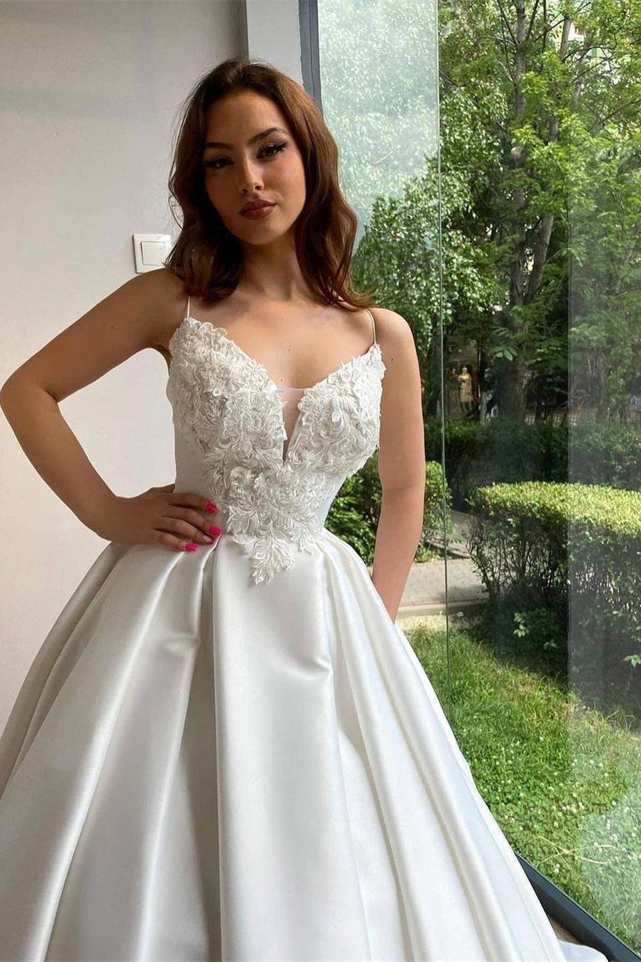 Vestido de novia romántico de corte A, sin mangas, con tirantes finos y apliques de encaje blanco y cola