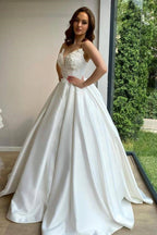 Vestido de novia romántico de corte A, sin mangas, con tirantes finos y apliques de encaje blanco y cola