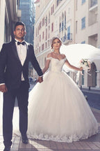 Vestidos de novia románticos blancos largos de corte A con hombros descubiertos y escote corazón con encaje